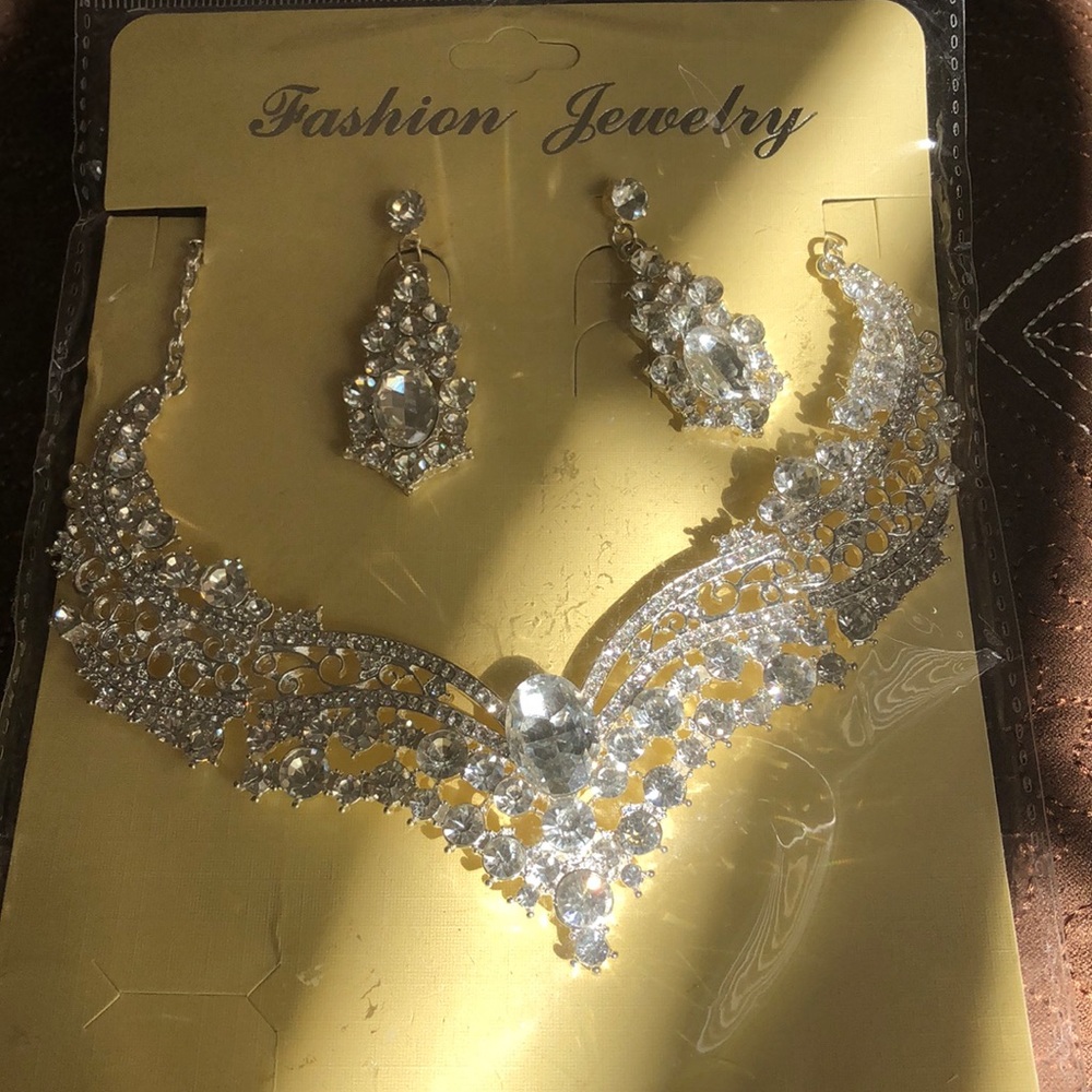 Necklace and earrings set